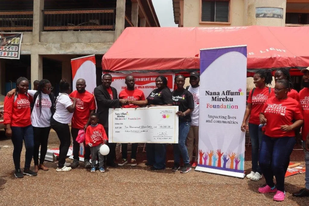 Ms Mireku  presenting a  dummy cheque  to a representstive of the hospital